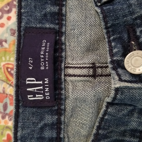 NWT GAP DIstressed Mid Rise Boyfriend Jeans - Picture 2 of 9